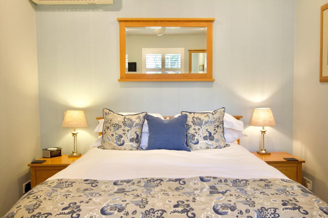 Chestnuts House Boutique B&B Bath Exterior foto A bedroom at the hotel