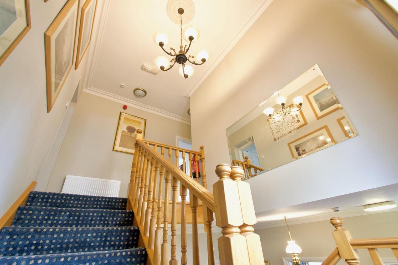 Chestnuts House Boutique B&B Bath Exterior foto The interior of the hotel