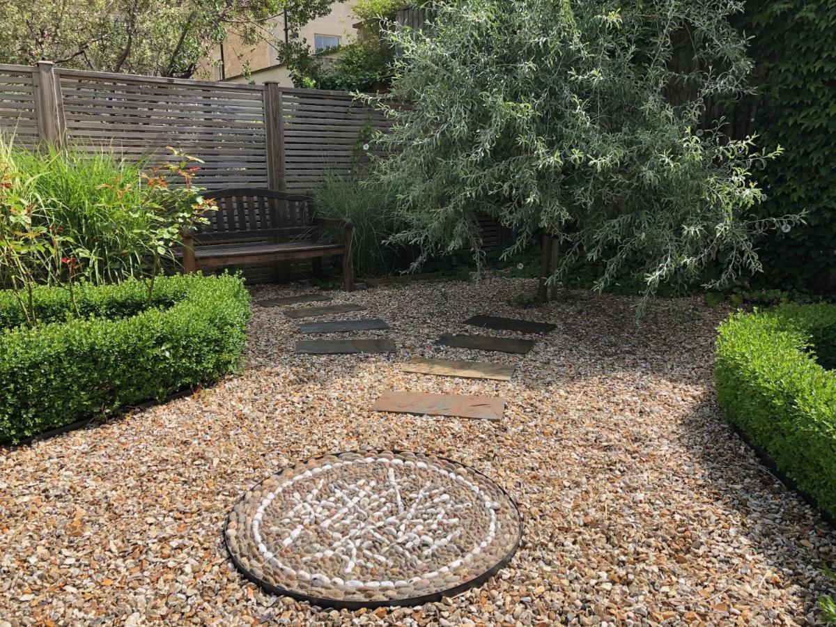 Chestnuts House Boutique B&B Bath Exterior foto The well at the centre of the village