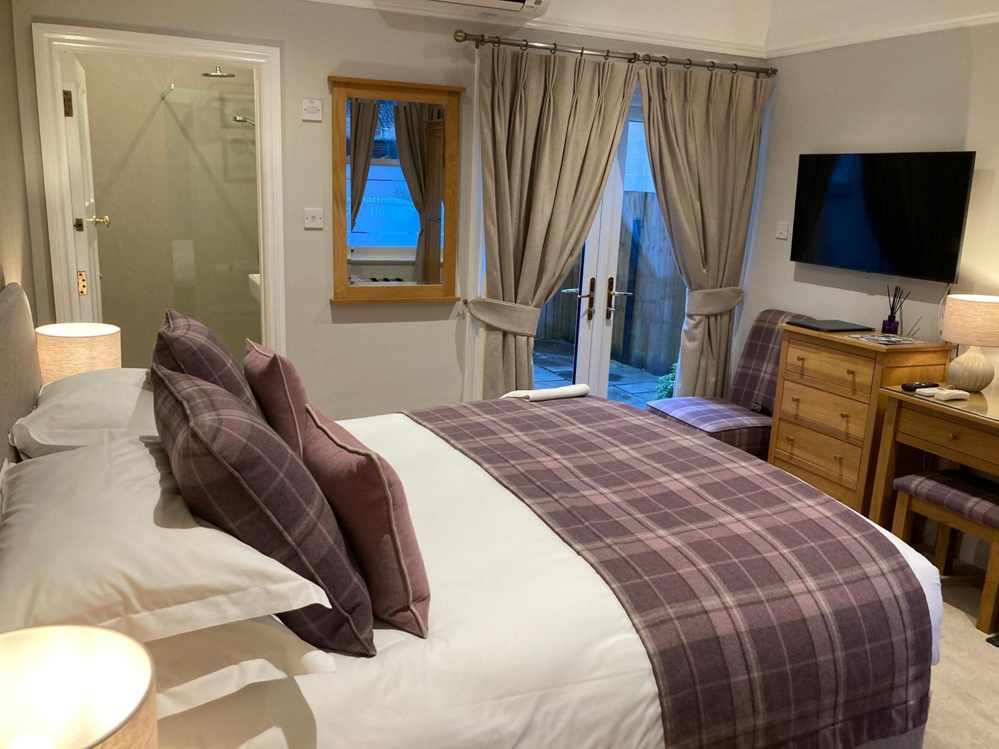 Chestnuts House Boutique B&B Bath Exterior foto A bedroom at the hotel