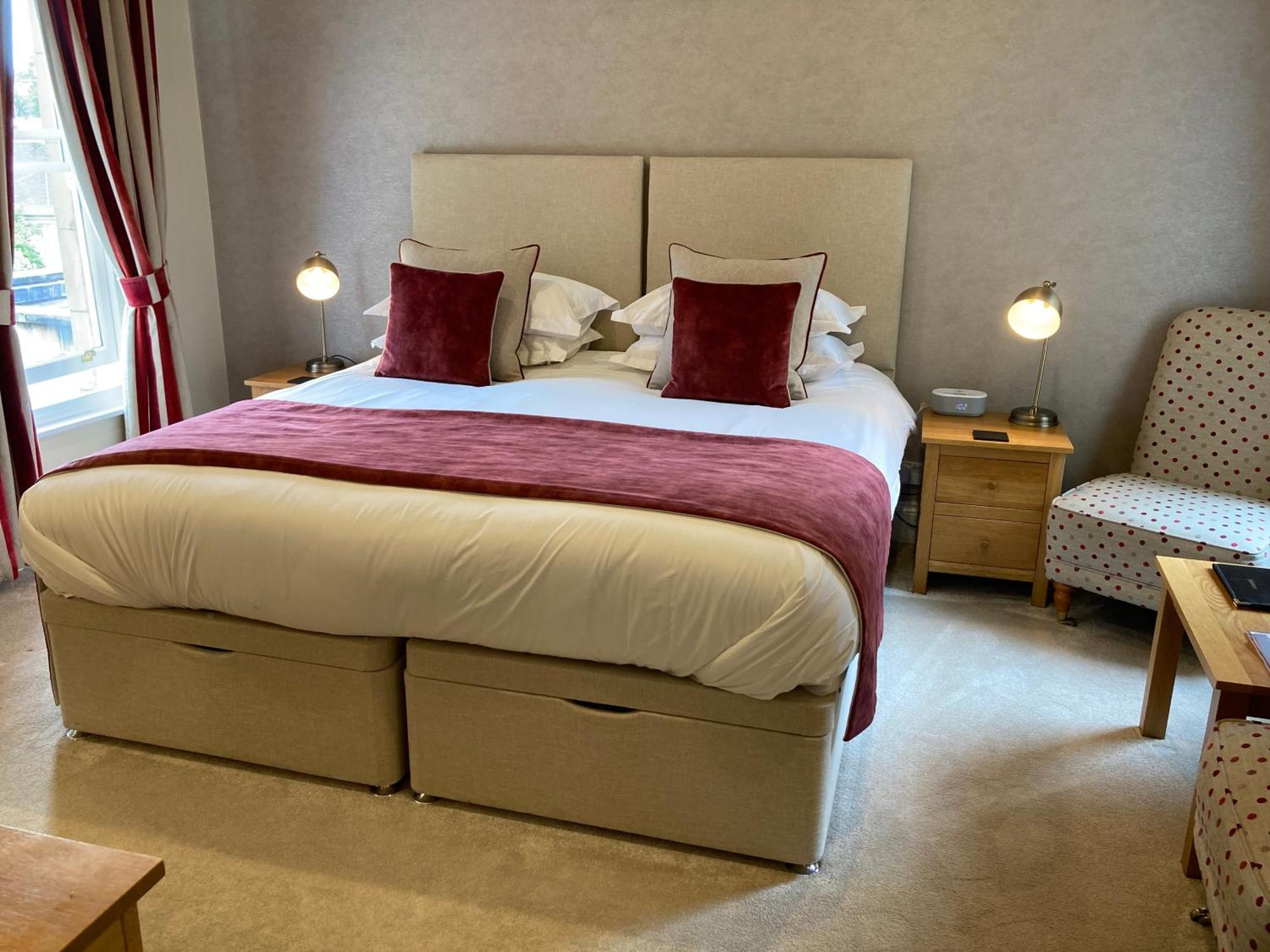 Chestnuts House Boutique B&B Bath Exterior foto A double bed with storage underneath